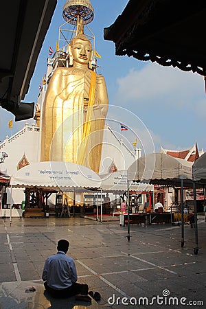 A la verticale du Bouddha (Wat Intharavihan - Bangkok - ThaÃ¯lande) Editorial Stock Photo